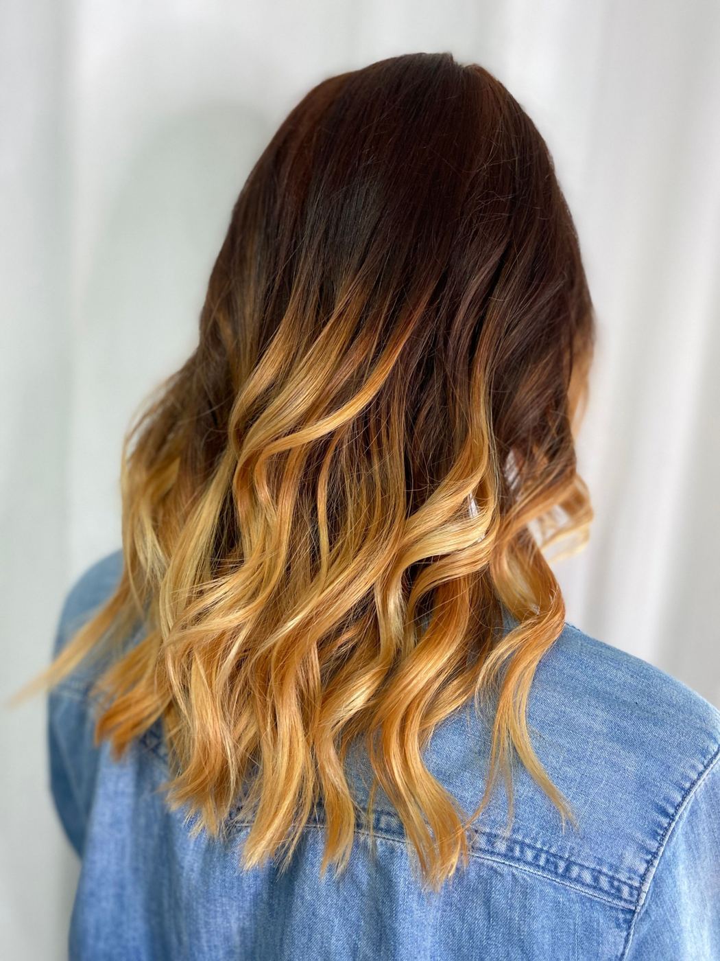 Balayage miel sur cheveux longs ondulés
