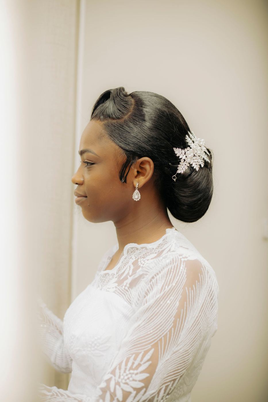 Chignon de mariée avec bijou de tête